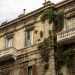 Ad arricchire il prospetto ci sono erbacce e piante di fico cresciute nel tempo tra le crepe dei muri...